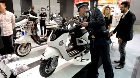 PENIBIL: poliţia a confiscat scutere chinezeşti plagiate chiar la expoziţia moto!