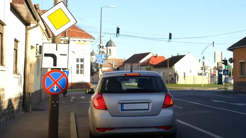 Într-o intersecție unde drumul cu prioritate virează la stânga, ești obligat să semnalizezi? Ce scrie în Codul Rutier 2026
