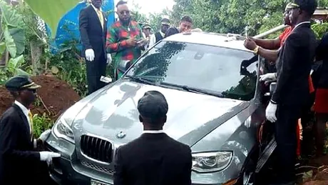 Un nigerian a cheltuit 90.000 de dolari pe un BMW X6 pentru a-l folosi ca sicriu - FOTO