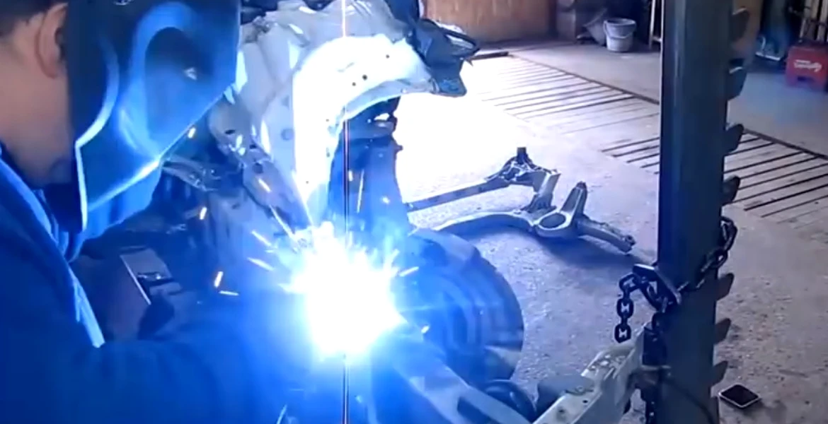 Cum repară un mecanic rus un BMW Seria 7 grav accidentat – VIDEO