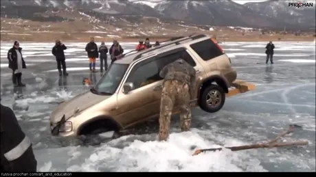 Cum scoţi o maşină dintr-un lac îngheţat, în stil rusesc. VIDEO