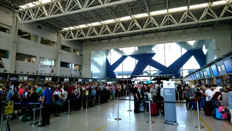 Care este, pe alocuri, starea asfaltului de pe Aeroportul Henri Coandă - FOTO