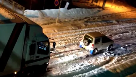VIDEO: Cum să tragi un camion pe zăpadă cu un Suzuki Jimny de 68 CP