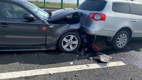 Carambol pe Autostrada Soarelui. Se circulă pe banda de urgență și pe prima bandă