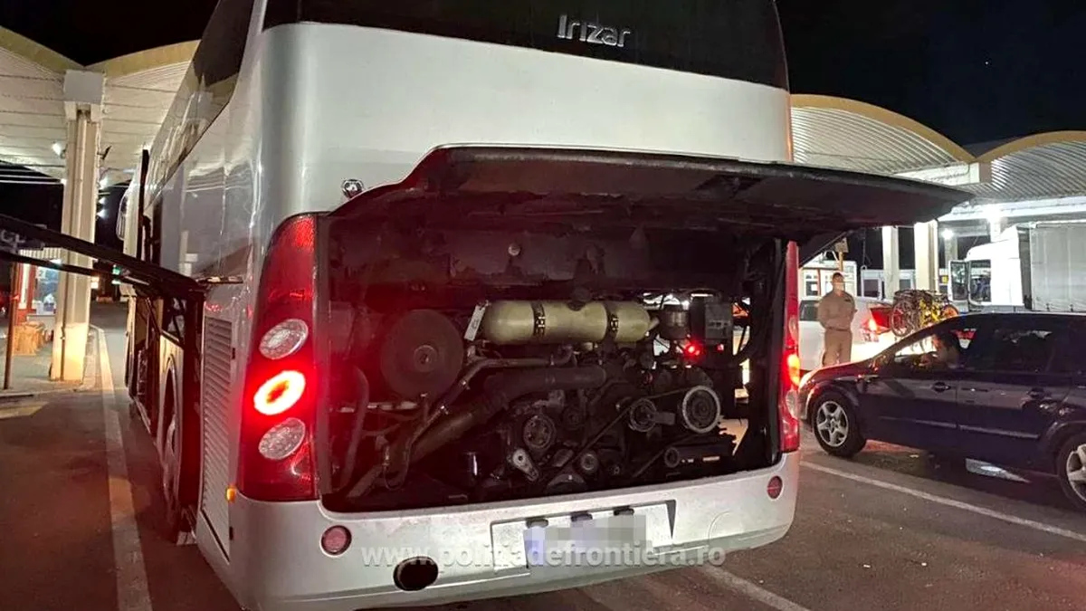 Un tânăr care încerca să intre în România s-a ascuns în compartimentul motor al unui autocar - FOTO