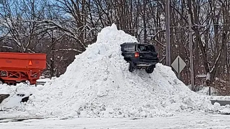 SUV înfipt într-un munte de zăpadă. Nimeni nu înțelege cum a ajuns acolo