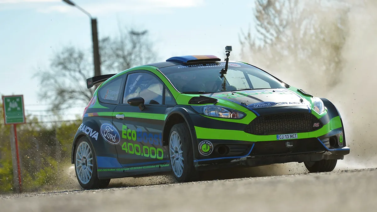 Spectacol în stil Gymkhana în fabrica Ford din Craiova cu o Fiesta R5 şi Simone Tempestini. VIDEO