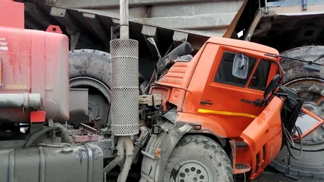 Cel mai bizar accident. Un camion Kamaz făcut zob de un utilaj condus de o femeie