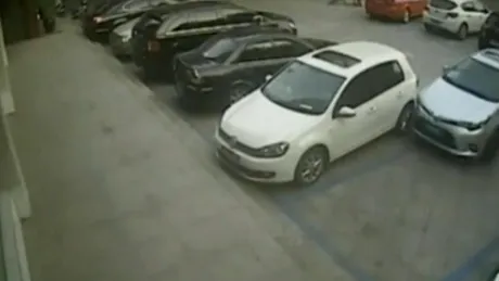 Cel mai incompetent şofer din lume vine din China. VIDEO