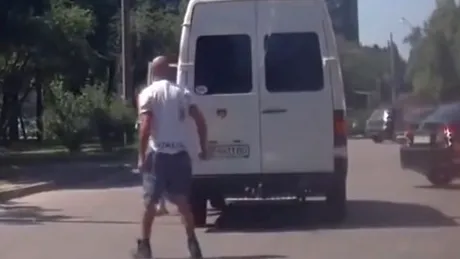 Un bărbat supraviețuiește după ce o dubă trece peste el. Filmat în Ucraina - VIDEO