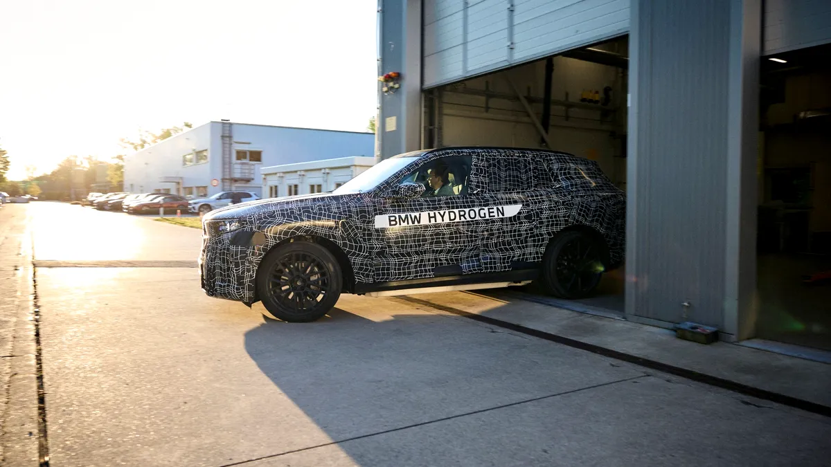 Viitorul BMW iX5 va fi disponibil cu sistem de propulsie cu hidrogen