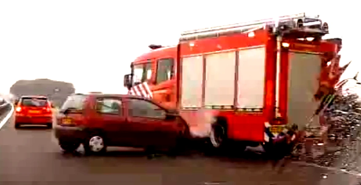 INCREDIBIL: S-a ciocnit cu maşina pompierilor sosiţi la un accident