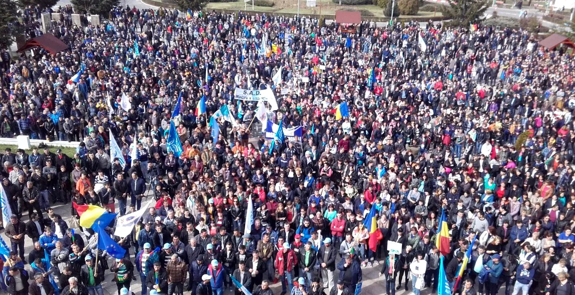 VIDEO – 8.000 de oameni participă la mitingul organizat de Sindicatul Autoturisme Dacia