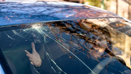 Poți circula cu mașina dacă ai parbrizul spart? Ce prevede legea din România