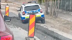 Poliția Brașov are o mașină „beton”. Imagini virale cu o autospecială de Poliție, blocată în cimentul proaspăt turnat