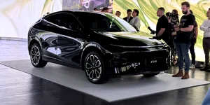 China, cea mai mare piață de vehicule electrice, intră în recul. Scădere de 14% a vânzărilor
