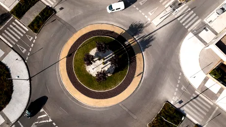 2026: Cine are prioritate, de fapt, în sensul giratoriu. Regula pe care mulți șoferi o încalcă