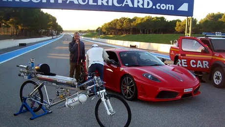 Bicicleta care atinge 333 km/oră şi umileşte un Ferrari - VIDEO