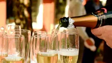 BANCUL ZILEI. Ștrulă către BULĂ: - Ai pe masă Moet, caviar, fructe de mare….. mie când îmi dai datoria?