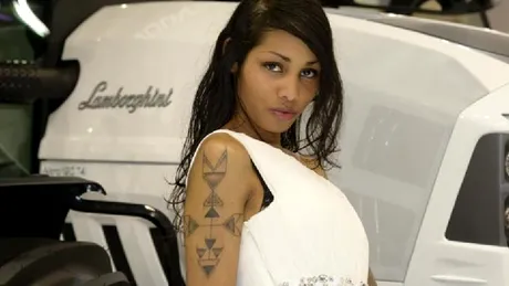 Pictorial pentru tractorişti: Lamborghini Nitro plus... tractoristă tatuată?!