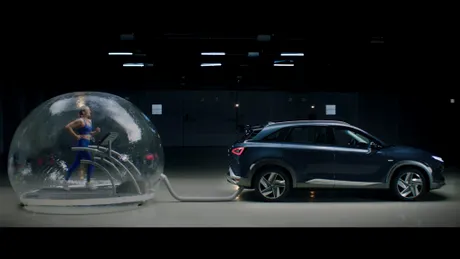 Campanie-şoc în Spania: Hyundai a închis un sportiv într-o bulă legată la evacuarea maşinii - VIDEO