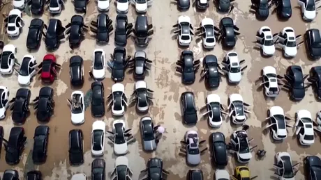 Imaginea dezastrului. Mii de mașini lăsate la soare să se usuce după inundațiile care au lovit China
