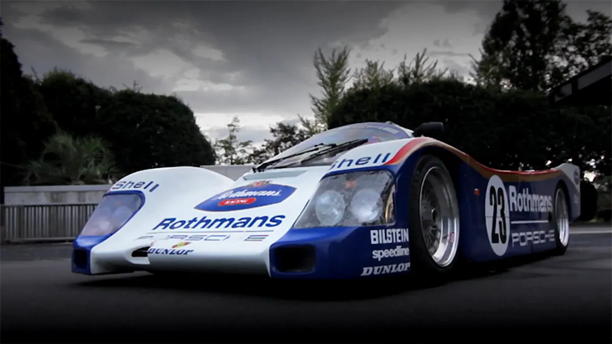 Oameni şi maşini: un japonez şi un Porsche 962 de LeMans condus pe stradă