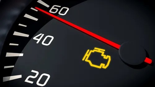 De ce se aprinde martorul Check Engine și cum îl poți reseta? Trucuri folosite de mecanici în 2026