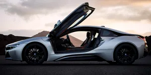 Cum a reușit o chelnăriță din SUA să cumpere în 8 zile 7 mașini de lux și 3 motociclete cu o simplă declarație