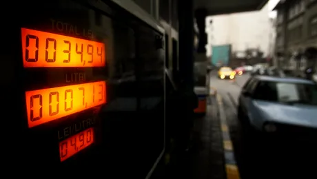 Analist: Benzina și motorina ar putea depăși 10 lei/litru în weekend. Barilul de petrol se apropie din nou de 100 de dolari
