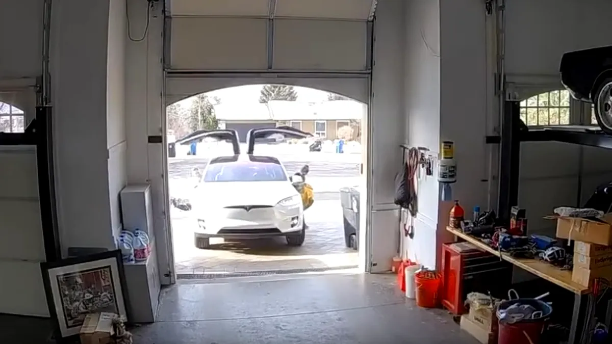 Ce se întâmplă când o șoferiță uită să închidă portierele unei Tesla Model X înainte de a intra în garaj?