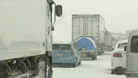 Peste 1.000 de mașini sunt blocate sub zăpadă pe o autostradă din Japonia