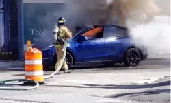 Șoferul unui Tesla Model Y s-a salvat în ultima clipă din mașina cuprinsă de flăcări (cu video)