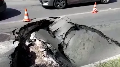 Video: O maşină a căzut într-un crater format prin surparea asfaltului în Bucureşti