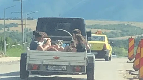 Un șofer din Sibiu, filmat în timp ce transporta mai mulți copii într-o remorcă
