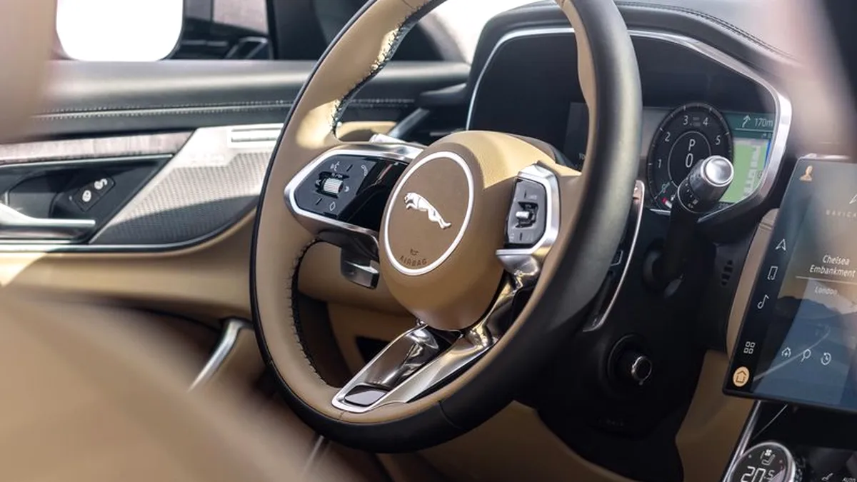 Jaguar pregătește un rival pentru Tesla. J-Pace este un SUV electric premium ce va fi prezentat în 2021