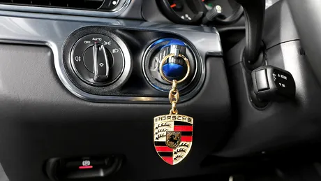 De ce au unele maşini contactul pe partea stângă? Porsche e una dintre ele