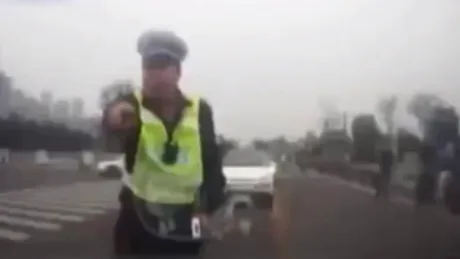 Acest şofer face un gest ucigaş ca să scape de amendă [VIDEO]