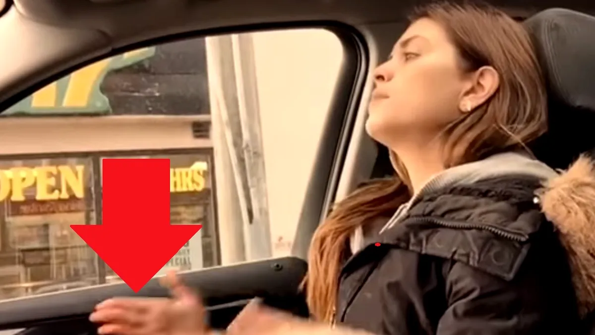 Femeia nu ştia că este filmată, aşa că şi-a făcut de cap. Soţul ei a rămas fără cuvinte când a văzut ce face, chiar în maşina lui - VIDEO