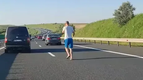 Bărbat filmat cum aleargă printre mașinile aflate în blocaj pe Autostrada Soarelui