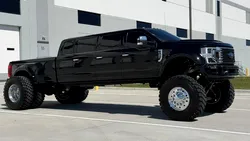 Ford F 450 dus la extrem: Are 6 uși, 11 locuri și consumă 1.038 de dolari la fiecare „plin”