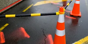 Foto / Carosabil surpat complet pe un soșea din România. Trafic blocat după apariția unui crater pe o arteră principală