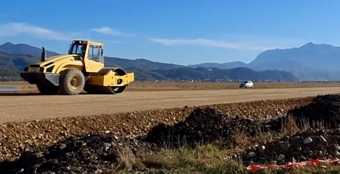 Primul strat asfaltic din Autostrada Comarnic-Braşov ar putea fi turnat până la venirea iernii – VIDEO