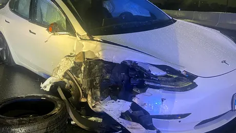 O mașină Tesla pe Autopilot a lovit din nou o mașină de poliție staționată