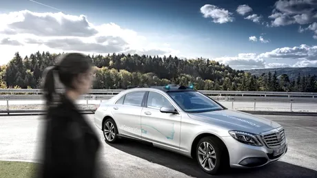 Autovehiculul interactiv Mercedes-Benz Clasa S atenţionează pietonii cu semnalizări luminoase 360° de culoare turcoaz