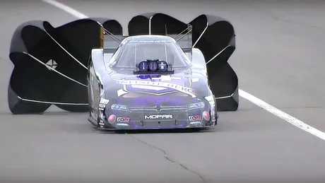 Record mondial funny cars: 0-300 m în 3,912 secunde [VIDEO]