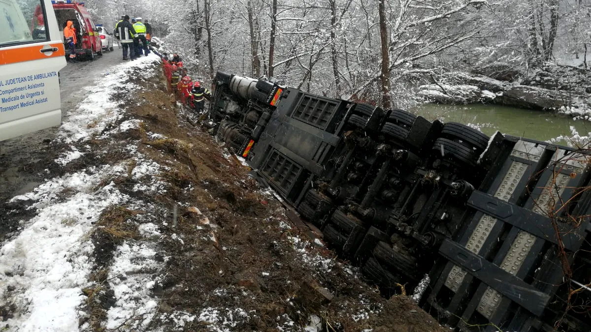 Un TIR s-a răsturnat pe malul râului Arieș - VIDEO