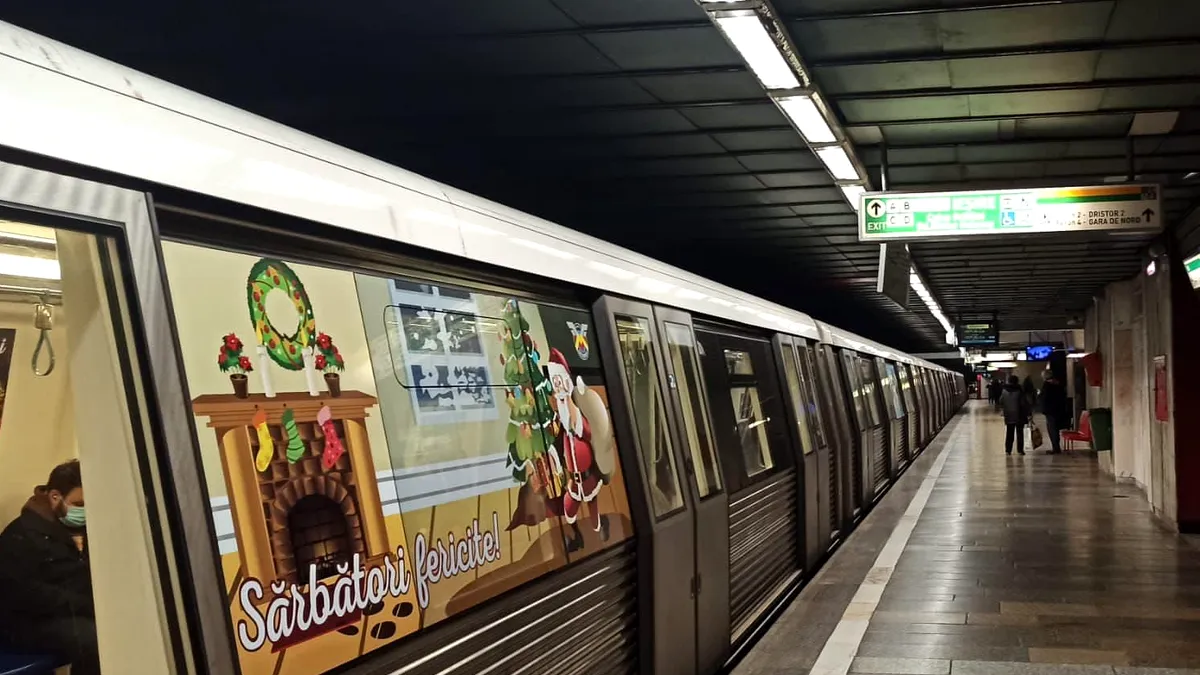 FOTO. Cum a fost „îmbrăcat” un tren al Metrorex de sărbători