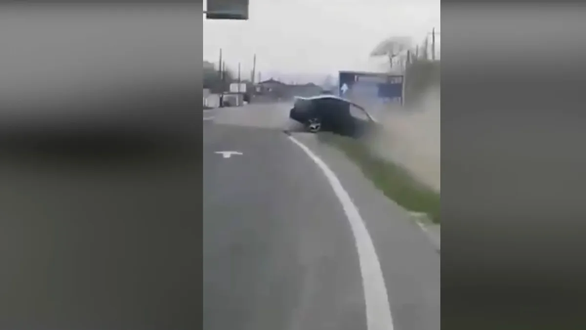 Băut, drogat, obosit? Un tânăr a făcut accident după mulți kilometri în care a condus haotic