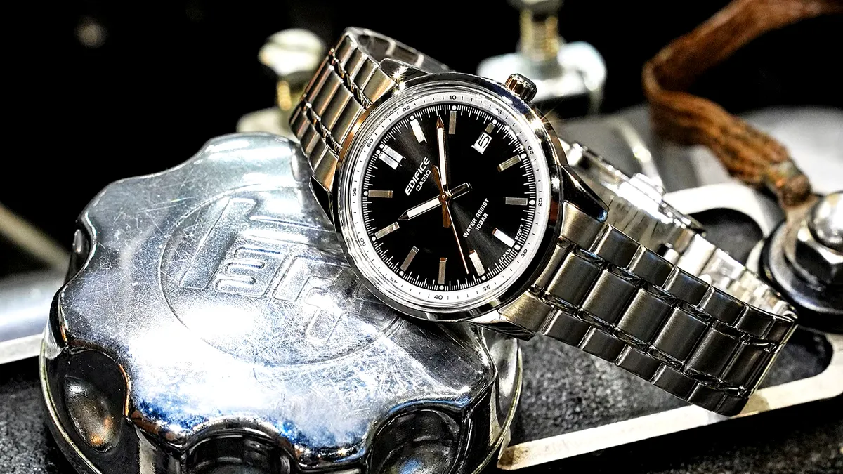 Noul ceas Casio Edifice arată ca instrumentarul de bord al unei mașini sport din anii '70 și costă cât un plin de carburant